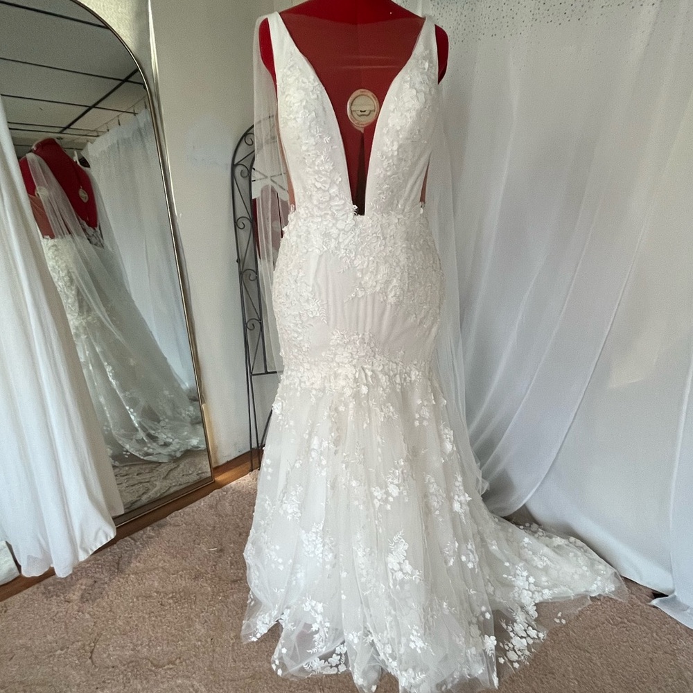 NWOT unbranded wedding gown size 14